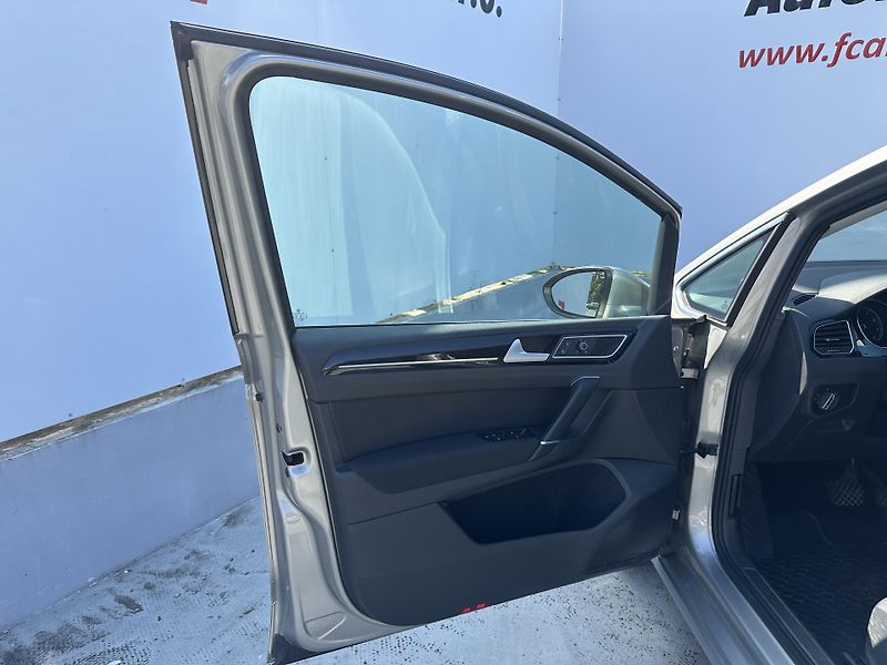 Volkswagen Golf Sportsvan (2015) 1.4 TSI 92 KW - fotka 9 z 37
