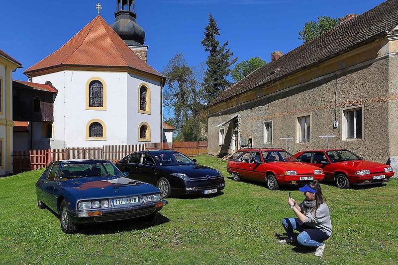 Jarní koulení - sraz automobilů a příznivců značky Citroën na zámku ve Svojšíně na Tachovsku.