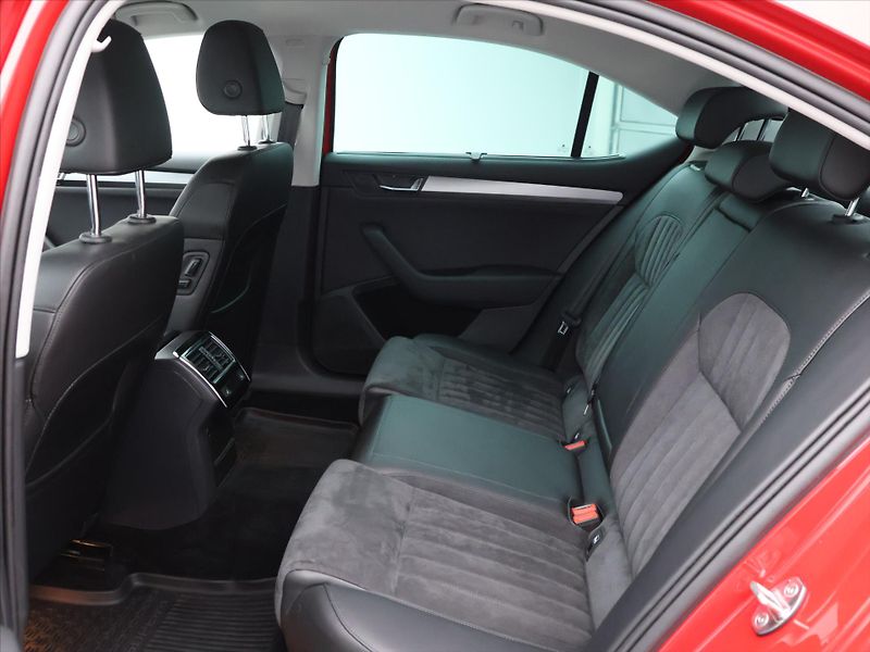 Škoda Superb 2,0 TDI 140kW CZ Style Kůže - fotka 14 z 32