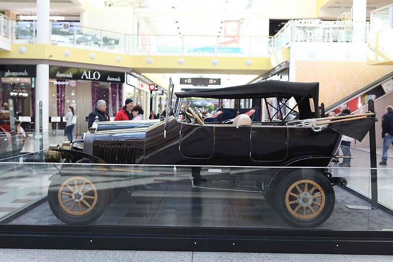 Desítkami historických aut značky Škoda se lze od čtvrtka kochat v obchodním centru Olympia v Brně. K vidění je třiadvacet aut, pět motocyklů a jízdní kolo.