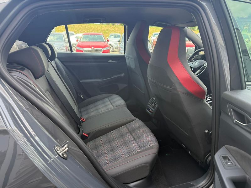 Volkswagen Golf GTI 2.0 TSI 180kW DSG - fotka 21 z 24