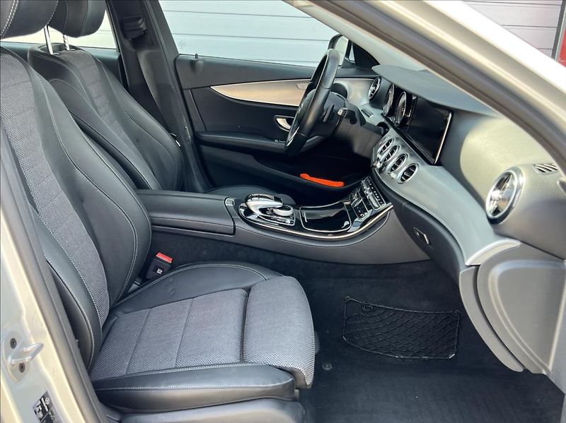 Mercedes-Benz Třídy E 2,0 E 220 d / 9G-TRONIC - fotka 21 z 35