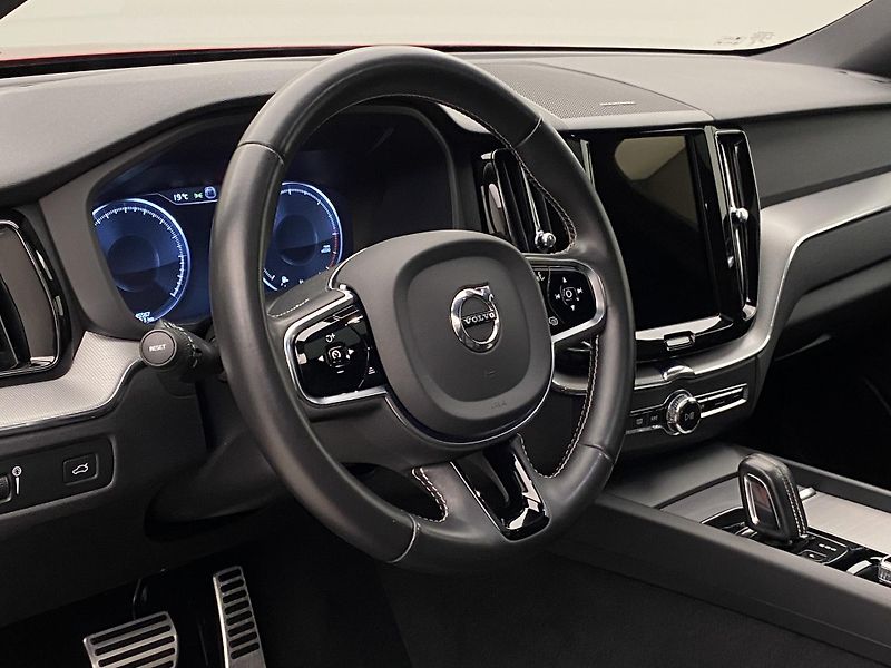 Volvo XC60 B5 AWD R-DESIGN AUT CZ - fotka 19 z 55