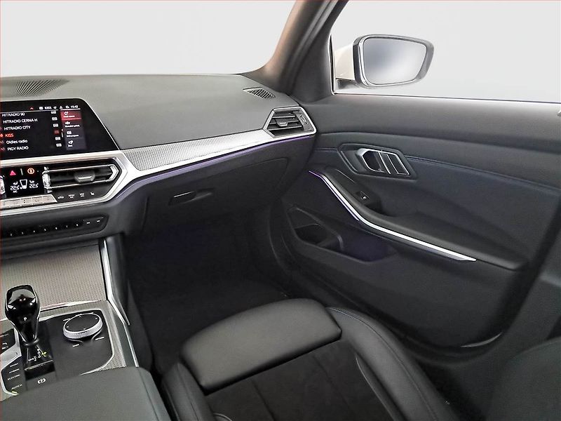 BMW Řada 3 (2021) 320 e xDrive - fotka 8 z 25