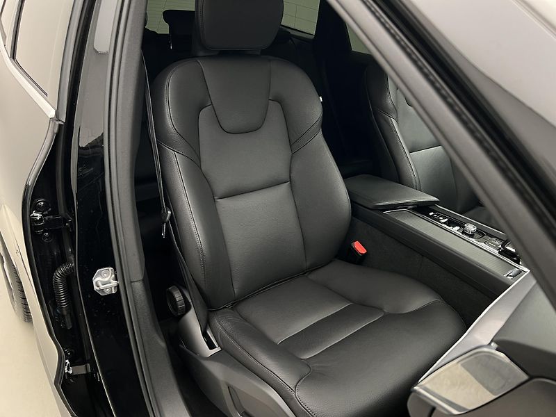 Volvo XC60 B4 AWD MOMENTUM AUT - fotka 20 z 43