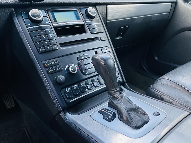 Volvo XC90 2.4D5 4x4 AUT VÝHŘEV SENZORY - fotka 38 z 44