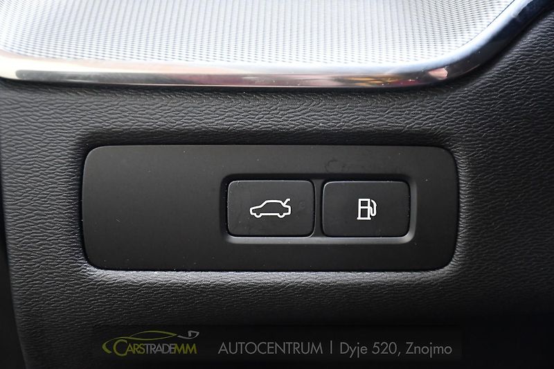 Volvo XC60 2.0T8 R-Desing RECHARGE - fotka 27 z 54