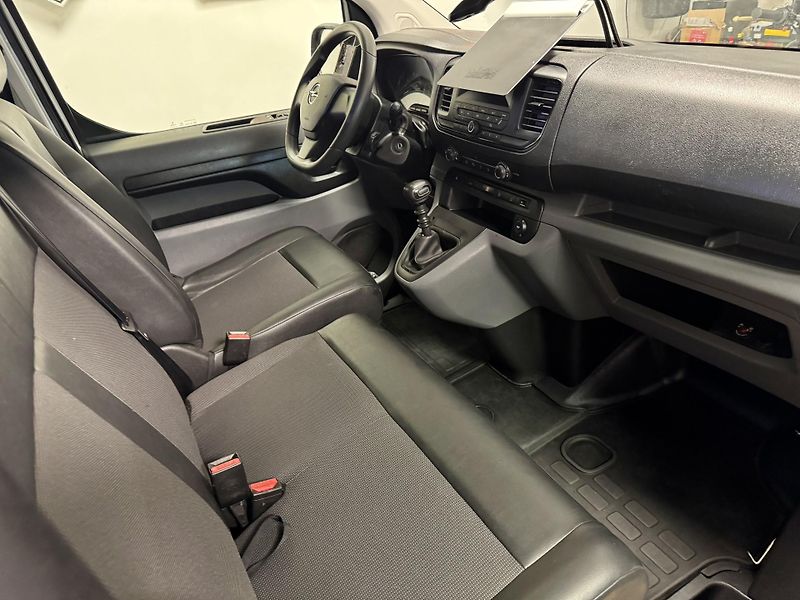 Opel Vivaro COMFORT L3H1 2.8T 1 MAJITEL  - fotka 17 z 36