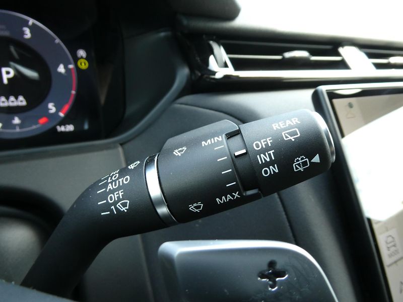 Land Rover Range Rover Velar (2026) 2,0 S D200 - fotka 21 z 35