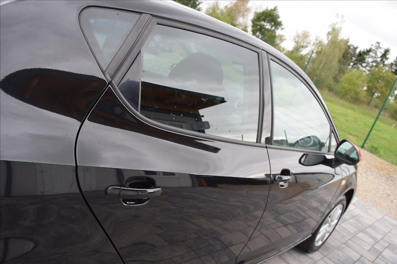 Seat Ibiza 1,2 i 66KW FR-LINE NÍZKÉ KM - fotka 8 z 39
