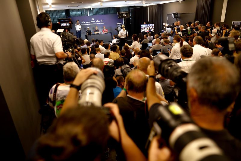 F1 2017 GP Rakouska - Valtteri Bottas (Mercedes) skvělým startem ujíždí svým soupeřům