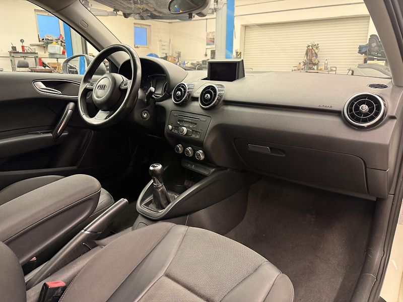 Audi A1 1.6 TDi 77 kW - fotka 12 z 15