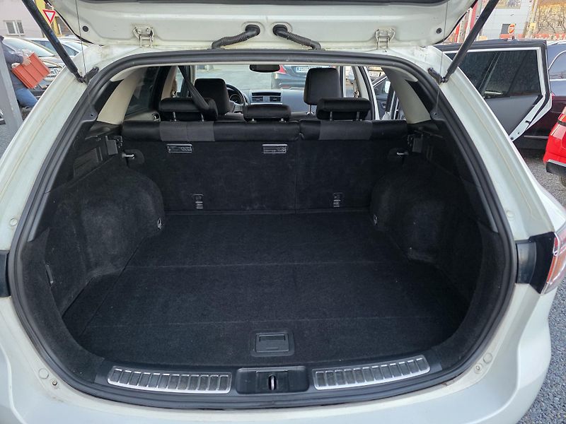 Mazda 6 2.0 D Xenon Bose - fotka 13 z 19