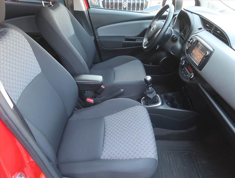 Toyota Yaris (2015) 1.33 Dual VVT-i, Serv.kniha - fotka 9 z 19