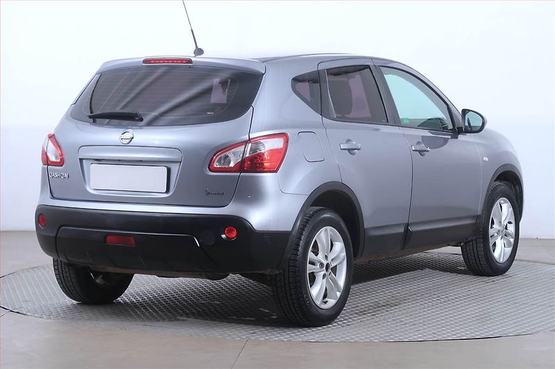 Nissan Qashqai (2010) 1.6, Navi, Tempomat - fotka 5 z 18