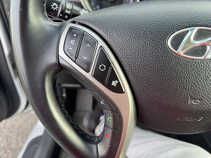 Hyundai i30 1,6  CZ TOP STAV - fotka 13 z 15