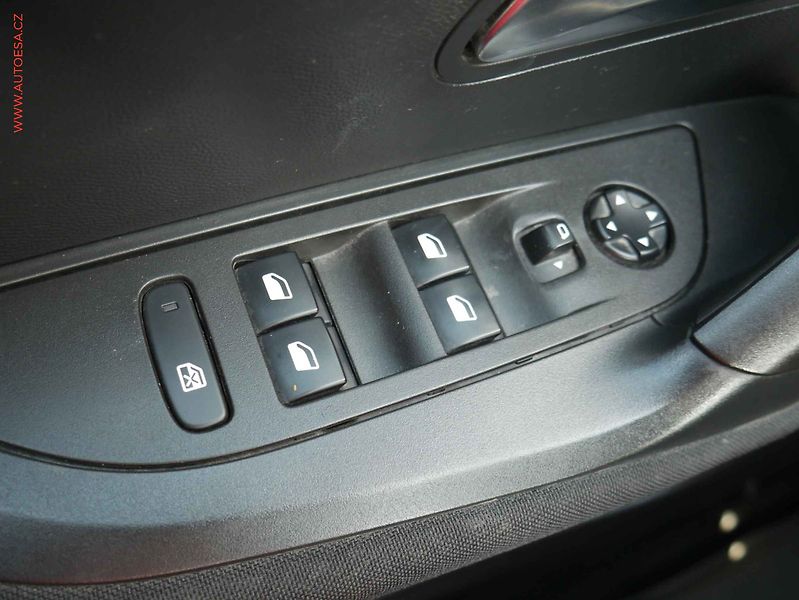 Peugeot 2008 (2020) 1.2PT, ČR, AC, TZ, LED - fotka 11 z 16