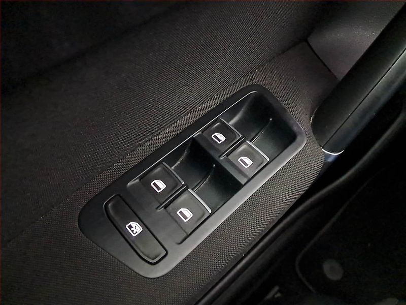 Volkswagen Golf Sportsvan (2014) 1.4 TSI, ČR,1.maj, Bi-Xenony - fotka 17 z 19