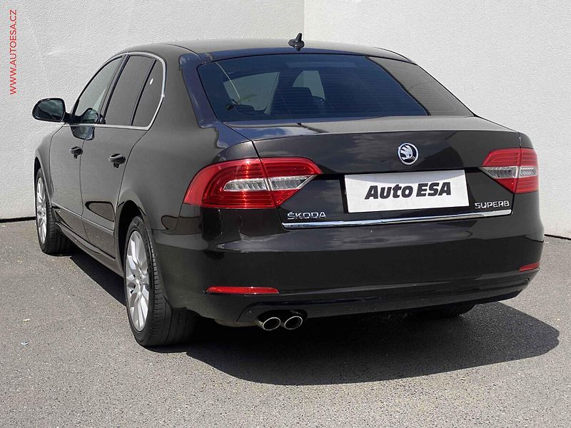 Škoda Superb (2015) 2.0TDi, ČR, AC, bixen, park - fotka 6 z 19