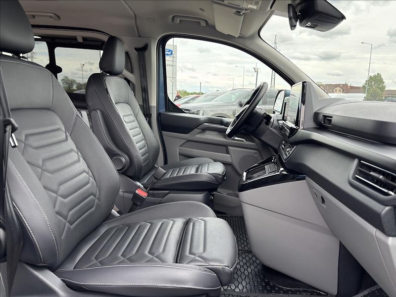 Ford Tourneo Custom 2,0 EcoBlue Titanium 125kW L1 - fotka 19 z 44