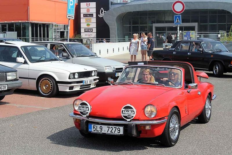 Setkání Jízdy veteránů. Cílem bylo parkoviště pod Ještědem, krátká zastávka proběhla na parkovišti OC Nisa Liberec.