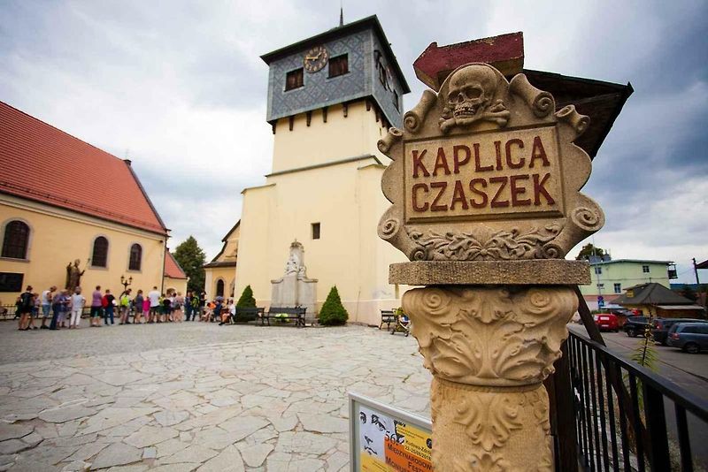V kapli jsou uloženy ostatky 25 – 30 tisíc lidí.