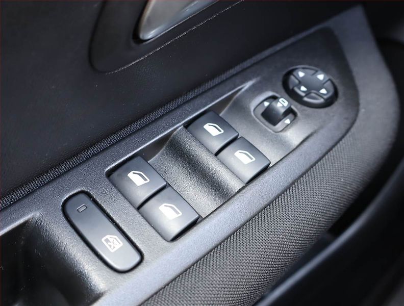 Peugeot 208 (2020) Active 1.2 PureTech - fotka 12 z 14