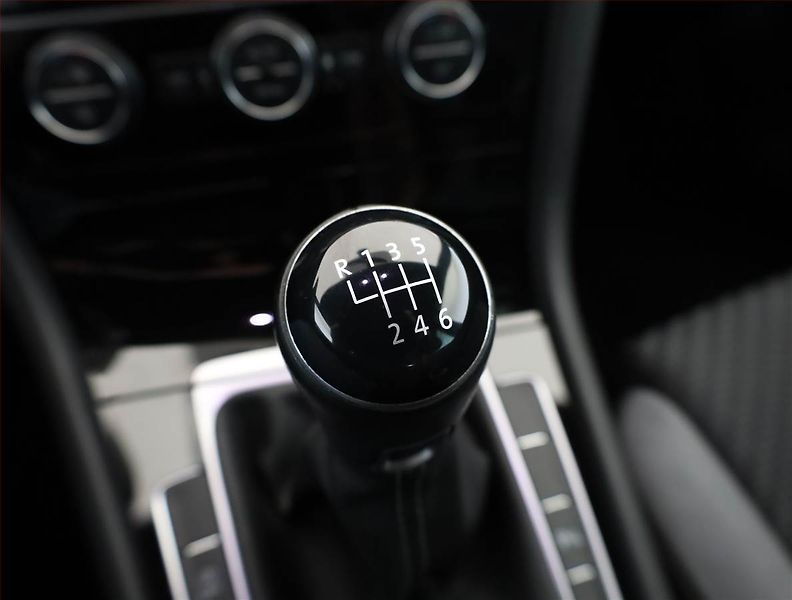 Volkswagen Golf (2019) R-Line 1.5 TSI, Serv.kniha - fotka 12 z 16