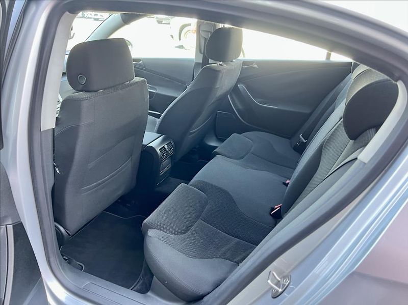 Volkswagen Passat 2,0 FSI  COMFORTLINE - fotka 13 z 28