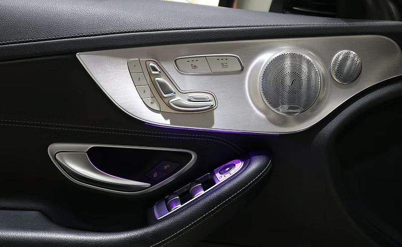 Mercedes-Benz Třídy C 300 AMG 360 kamera Burmester - fotka 18 z 22
