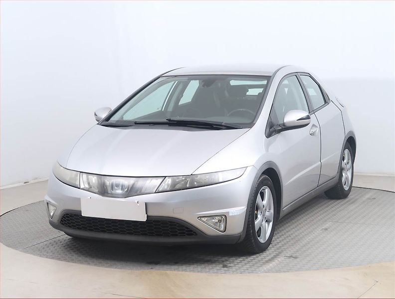 Honda Civic (2008) 1.8 i, po STK, slušný stav - fotka 2 z 14