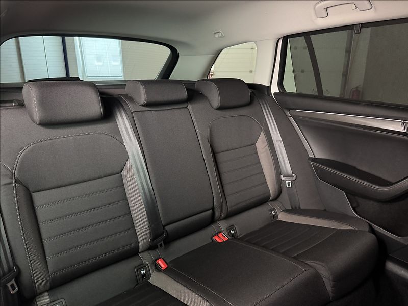 Škoda Superb 2,0 TDi  DSG 4x4 Scout Virtual - fotka 18 z 50
