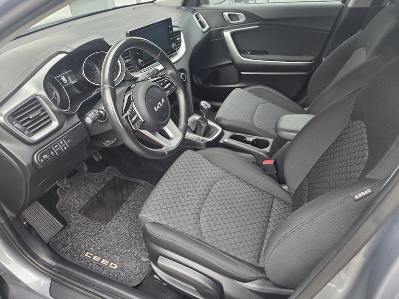 Kia Ceed (2023)  1.5T-GDi 118kW FRESH 1MAJITEL - fotka 7 z 21