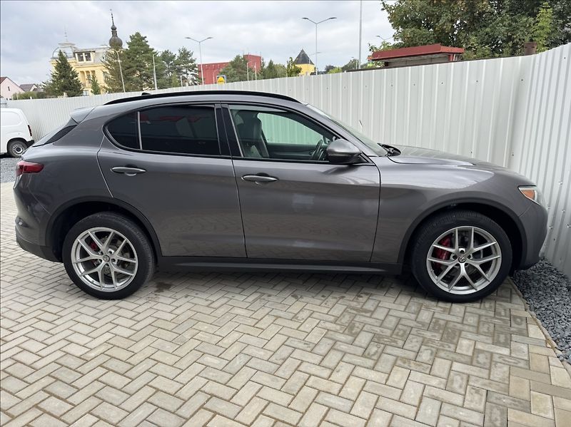 Alfa Romeo Stelvio 2,0 T 206kW Q4 AT8 ZF 4X4 - fotka 14 z 50