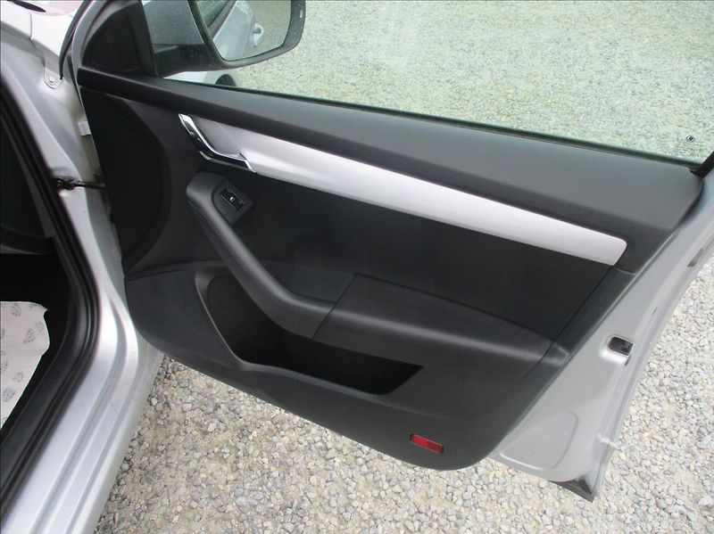 Škoda Octavia 2,0 TDI, serviska, digi klima, - fotka 10 z 49