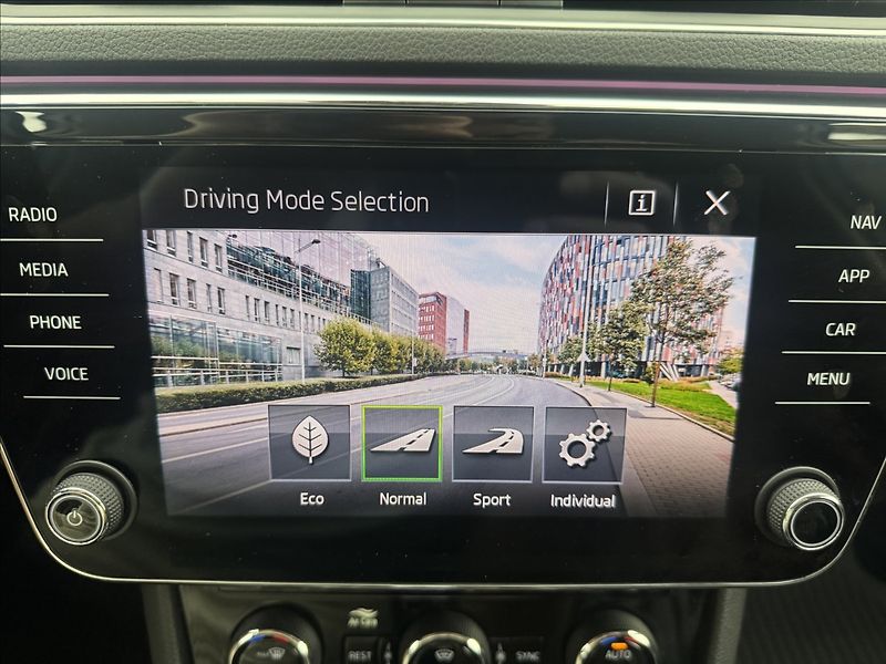 Škoda Superb 2,0 DSG 4X4 ACC CANTON STYLE+ - fotka 26 z 49