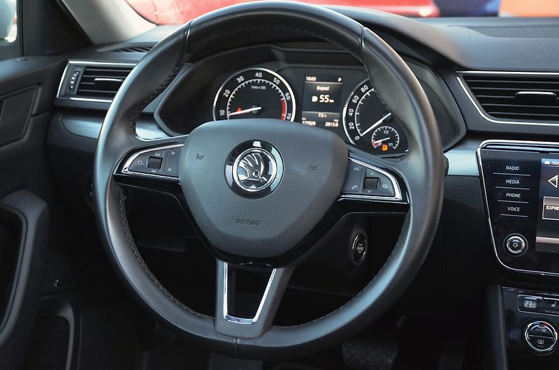 Škoda Superb (2017) 1.8 TSi DSG STYLE / ČR / PANO - fotka 24 z 46