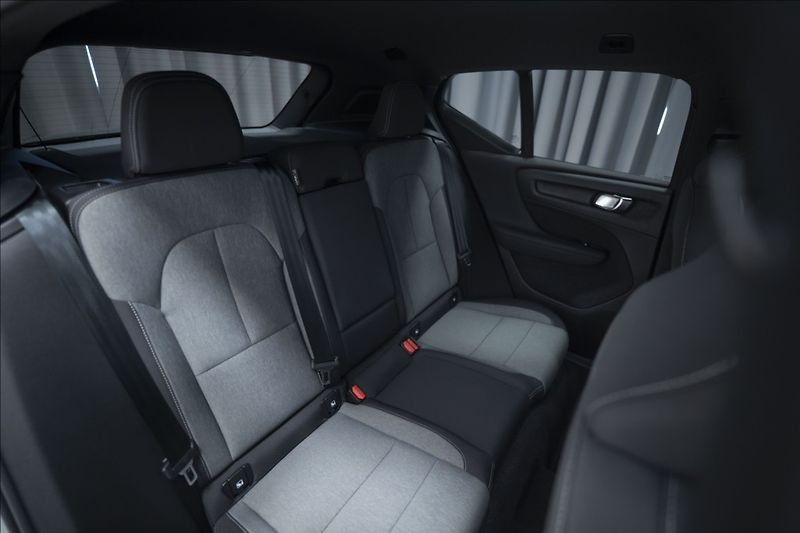 Volvo XC40 2,0 B3 NAVI KAMERA 360° TAŽNÉ - fotka 11 z 38