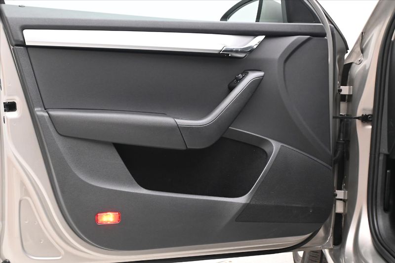 Škoda Octavia 2,0 TDI 110kW Elegance Tažné V - fotka 23 z 30