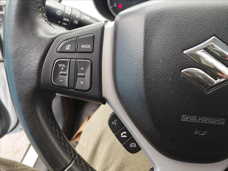 Suzuki Vitara 1,6 DDiS 88KW 4X4, KŮŽE, LED - fotka 13 z 23