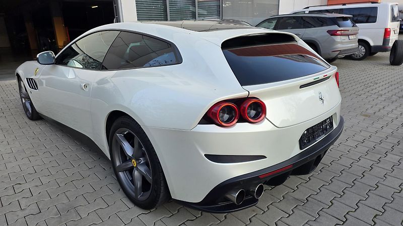 Ferrari GTC4 Lusso (2016) V12 SERVIS FERRARI - fotka 5 z 13