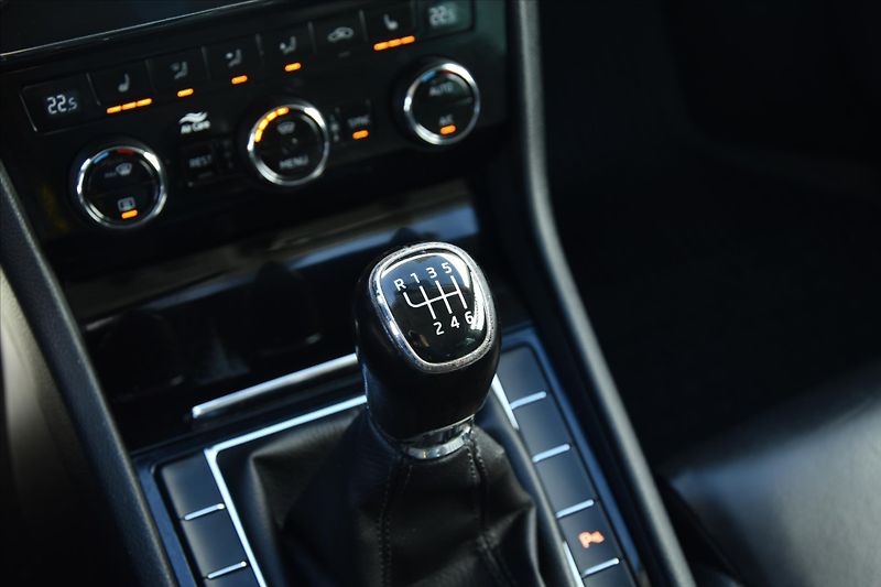 Škoda Superb 2.0TDi BIXENON KŮŽE ACC ČR - fotka 19 z 29