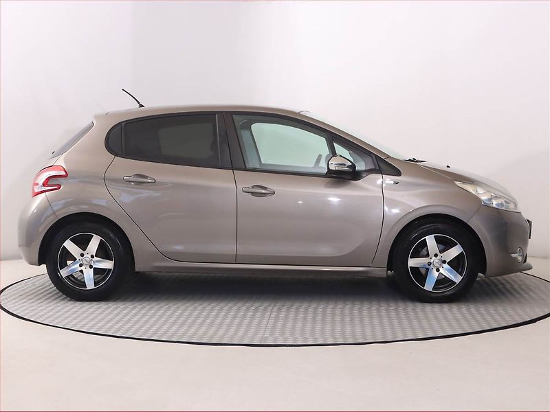 Peugeot 208 (2015) 1.2 PureTech, Serv.kniha - fotka 6 z 16