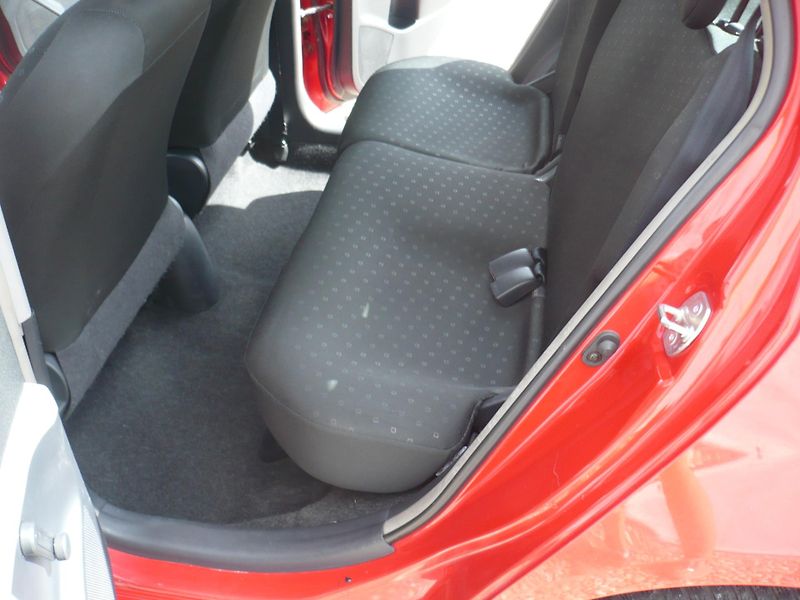 Toyota Yaris 1.0i 51Kw - fotka 15 z 24