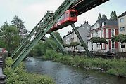Wuppertalská městská hromadná doprava vede přímo nad řekou.
