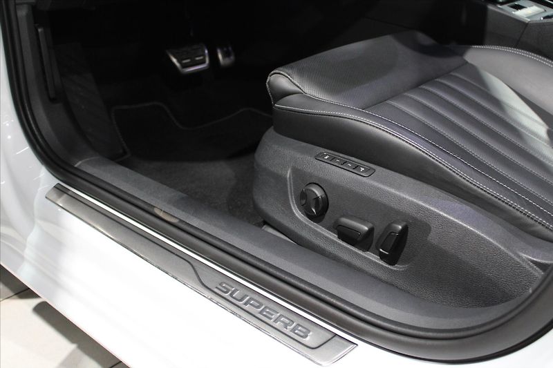 Škoda Superb iV DSG Sportline  5let/100tkm - fotka 12 z 32