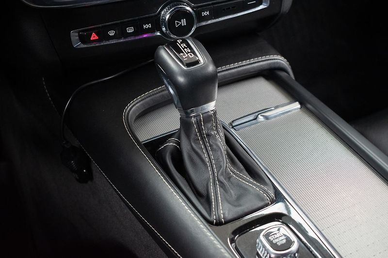 Volvo V90 D5 AWD R-DESIGN*HARMAN/KARDON* - fotka 24 z 42