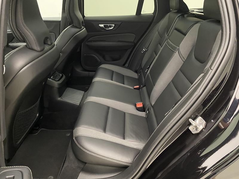 Volvo V60 T8 AWD RECHARGE R-DESIGN AUT - fotka 5 z 52