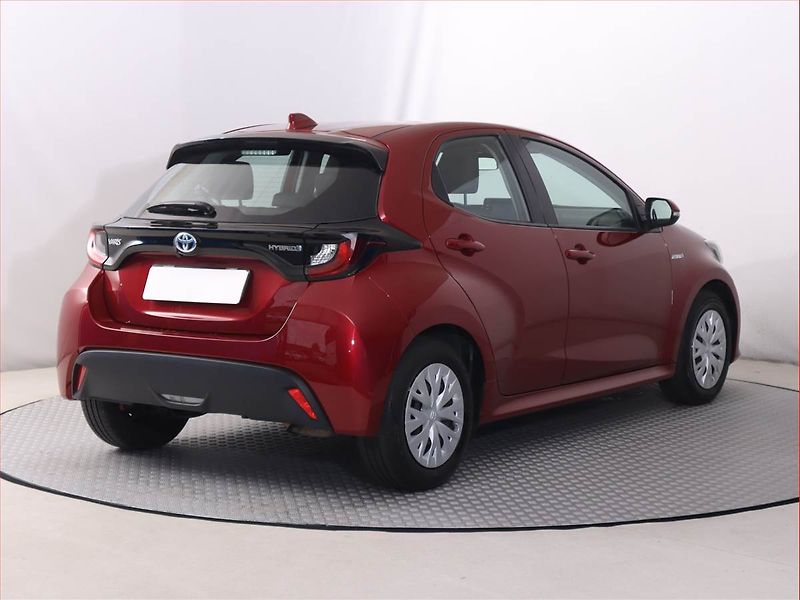 Toyota Yaris (2021) Life 1.5 VVT-i Hybrid, Automat - fotka 5 z 19