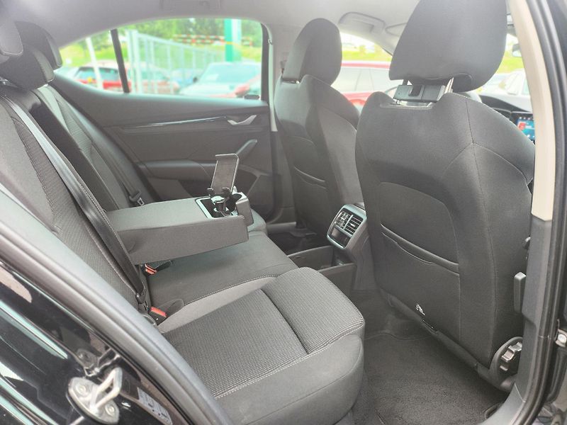 Škoda Octavia Selection 1.5 TSI 110kW - fotka 22 z 26